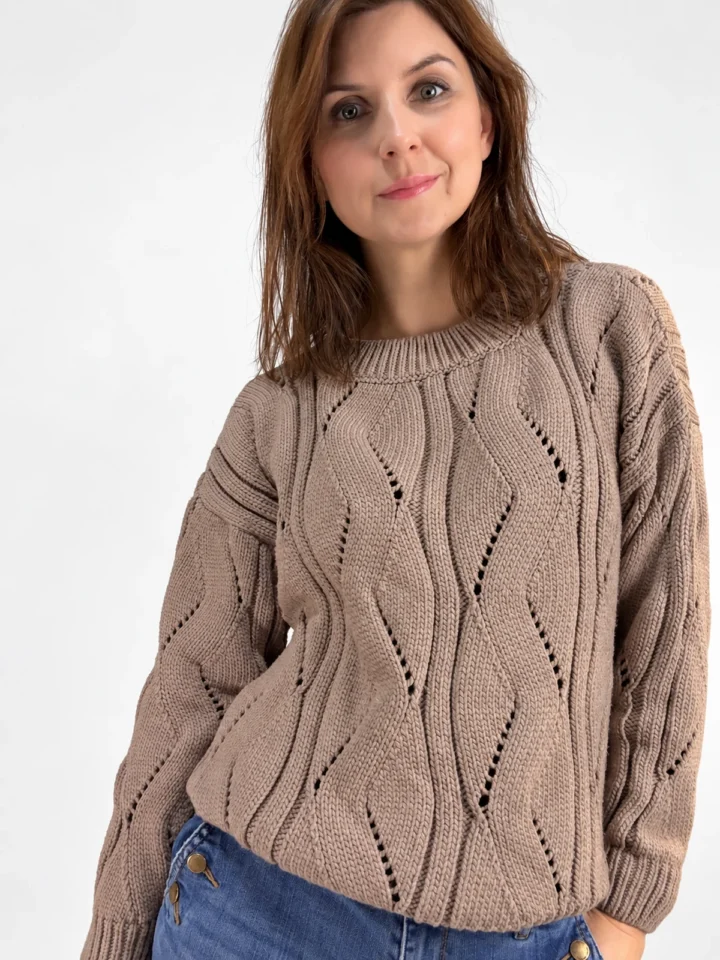 Sweter ażurowy w kolorze mokka z dodatkiem kaszmiru