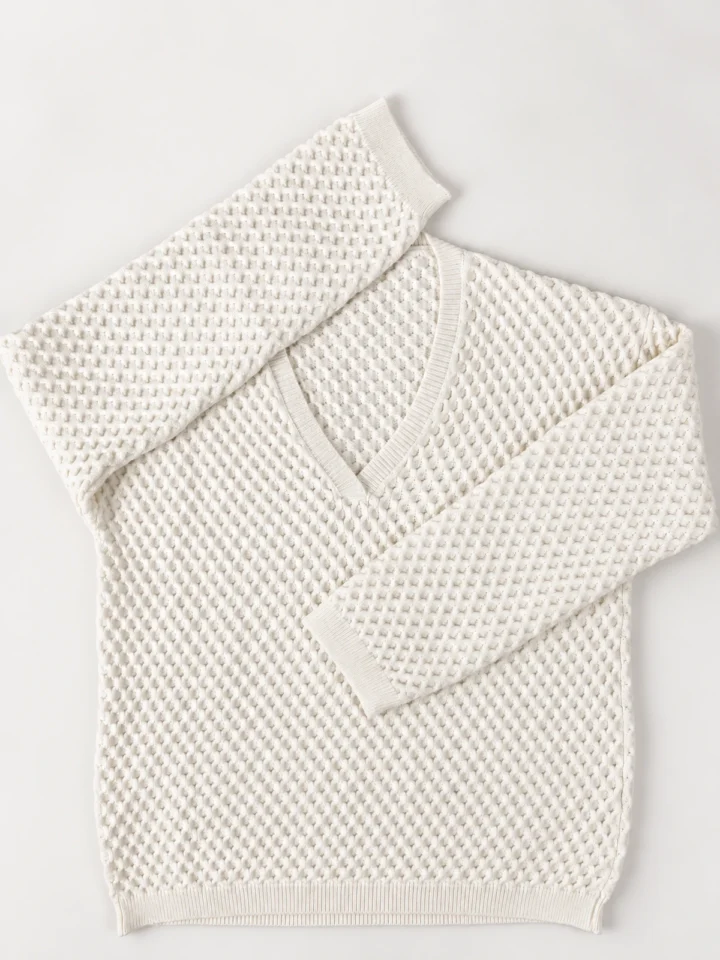 Sweter w serek z dodatkiem kaszmiru w kolorze ecru